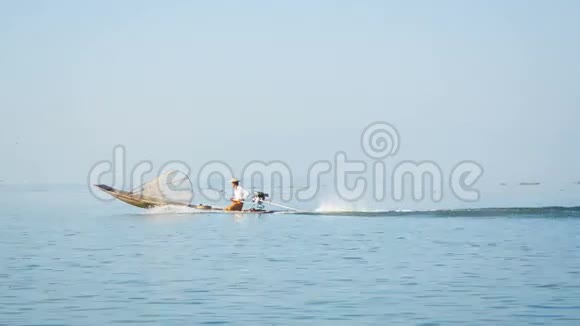 当地渔民在渔船上用马达缅甸Inle湖视频的预览图