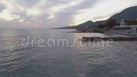 令人惊叹的黑海海岸线青山在日落与多云的天空视频的预览图