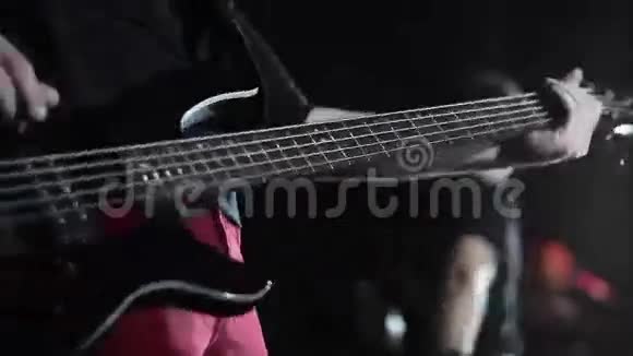 低音吉他手在音乐会上演奏视频的预览图