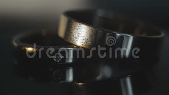 深色背景下的结婚戒指视频的预览图