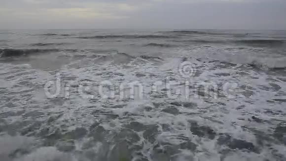 海浪拍打着码头的岩石视频的预览图