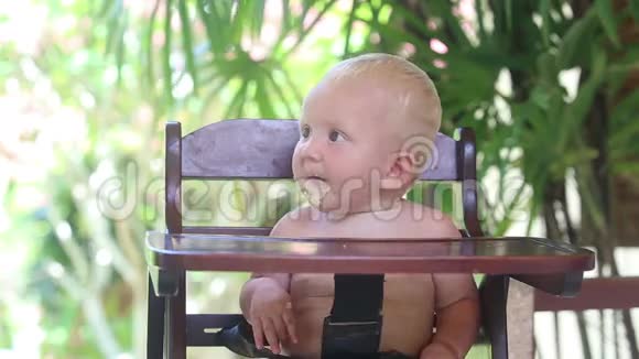 家长擦婴儿粥视频的预览图