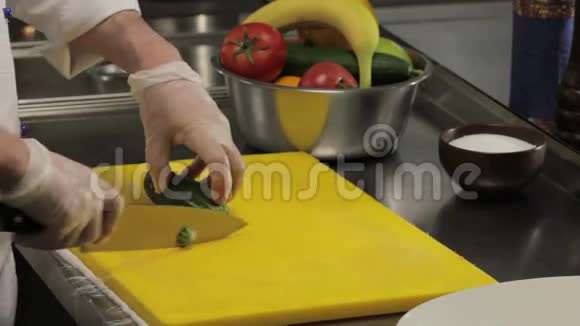 厨师把黄瓜切成细片关紧视频的预览图