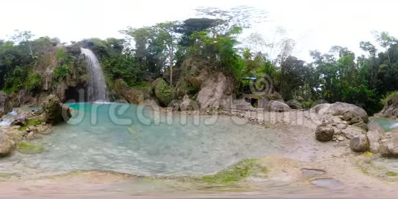 美丽的热带瀑布菲律宾宿务360虚拟现实视频的预览图