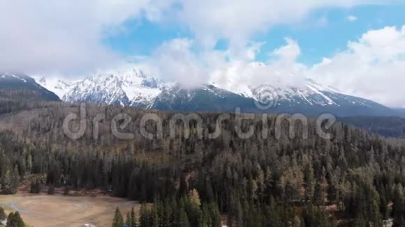 高塔特拉斯山上的斯特伯斯克普莱索度假村空中无人机景斯洛伐克视频的预览图