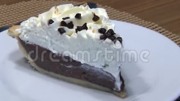 白色盘子上的巧克力奶油派视频的预览图