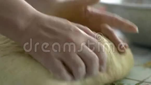 女人用手在桌子上捏面团视频的预览图