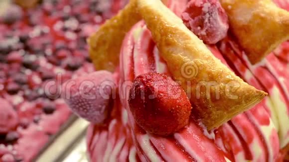 意大利冰淇淋和草莓脆饼视频的预览图