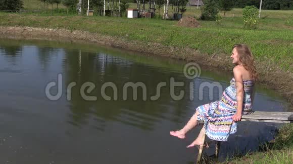 孕妇在池塘里和泼女儿玩夏日的乐趣视频的预览图