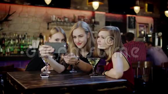 一群年轻人正在酒吧里自拍和拍眼镜视频的预览图