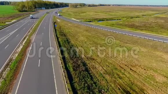 汽车和卡车在公路交叉口行驶高速公路的无人视野视频的预览图