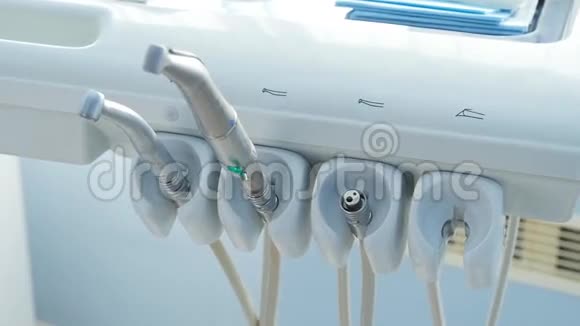 手套橡胶手套和牙科工具视频的预览图