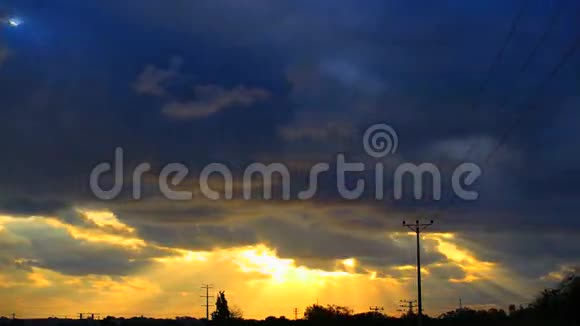 夕阳穿过云层视频的预览图