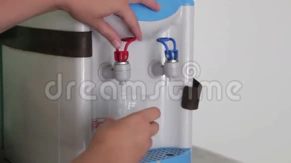 水冷器水分散器灌装杯视频的预览图