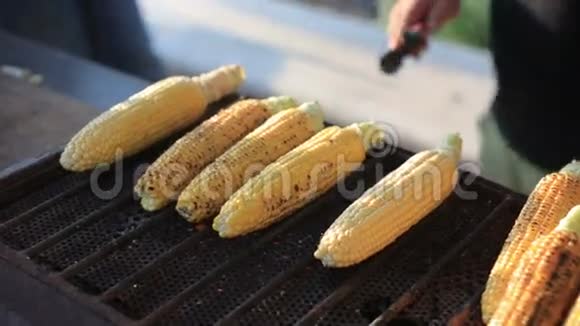 烤玉米烤在烤架上户外夏季聚会视频的预览图