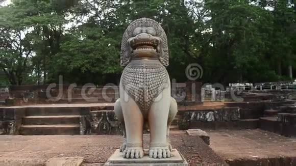 柬埔寨吴哥窟修复的守护狮雕像视频的预览图