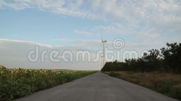 一条乡村碎石路导致大风视频的预览图