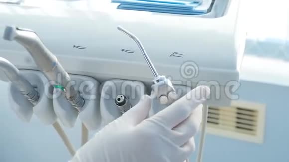 手套橡胶手套和牙科工具视频的预览图