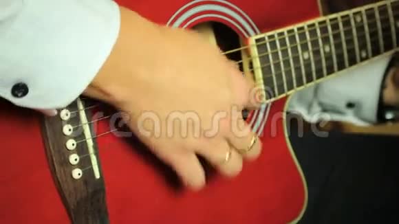 吉他手演奏六弦声吉他视频的预览图