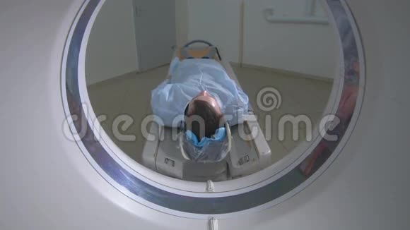 急诊医院核磁共振扫描仪的病人人类躺在磁共振图像设备做断层扫描视频的预览图
