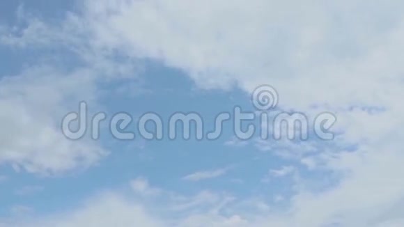 白云飘过蓝天视频的预览图
