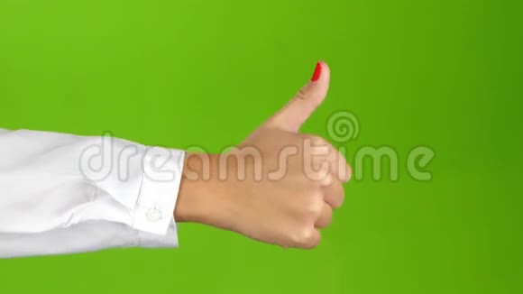 手语在绿色屏幕背景上显示拇指视频的预览图