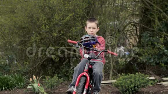 男孩戴上自行车头盔视频的预览图