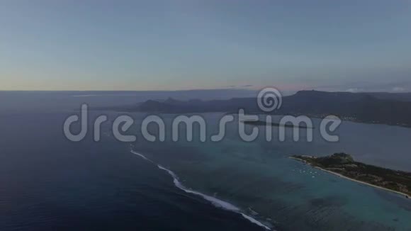 毛里求斯岛不与蓝天和云混合的空中海景视频的预览图