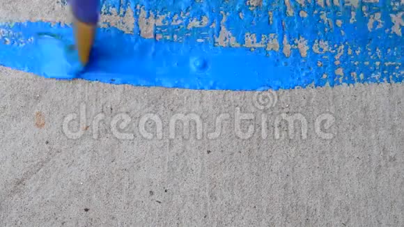 蓝色油漆覆盖白纸视频的预览图