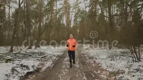 女性早上慢跑适应自信的女人艰苦的训练和准备跑步锦标赛激烈的奔跑视频的预览图