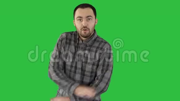 休闲男子在绿色屏幕上散步和跳舞Chroma键视频的预览图