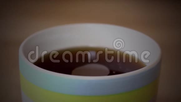 一个特别的茶匙咖啡里加了糖促进健康视频的预览图