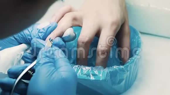 美容师在沙龙用指甲钳剪客户手指的角质层视频的预览图
