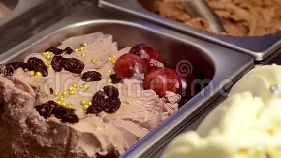 意大利冰淇淋和葡萄干视频的预览图
