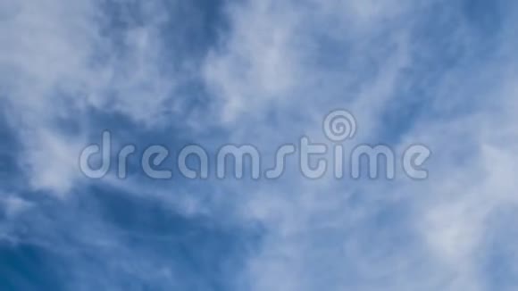 天空中白色的纺锤云天气晴朗视频的预览图