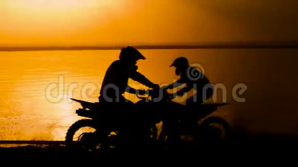 越野摩托车极限转弯日落时分在河边的摩托车手摩托车越野车下面的泥土视频的预览图