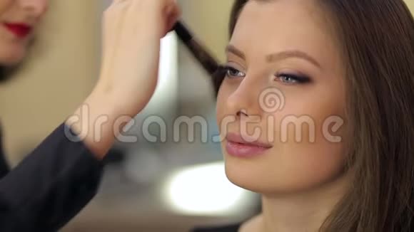化妆师为年轻女子化妆视频的预览图