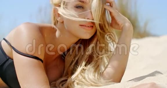 可爱的金发女孩在海滩上视频的预览图