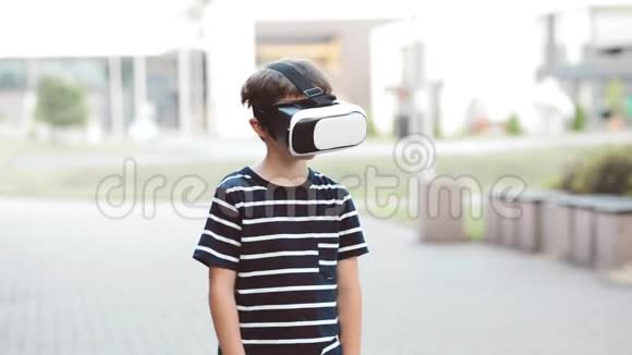 在虚拟现实中观看模拟的男孩视频的预览图