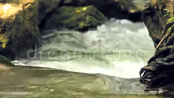 快流河水之上的汤泡视频的预览图