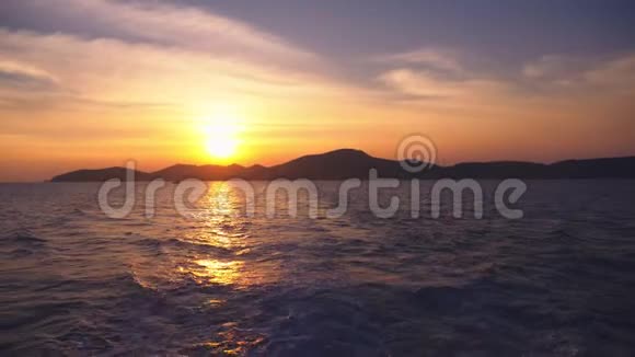 日落时从大海到岛屿的景色海景视频的预览图