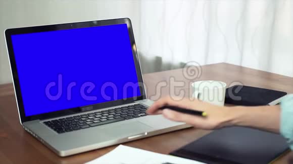 使用笔记本电脑的绘图平板电脑自由职业设计师视频的预览图