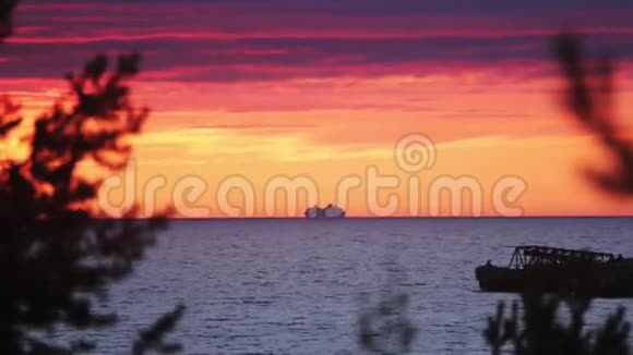 美丽的夏日海红日落从山上一艘船在水面上没有人视频的预览图