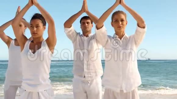 一群人在海滩上练习瑜伽视频的预览图