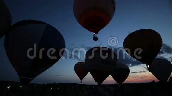 热气球在黑暗的天空中发光视频的预览图