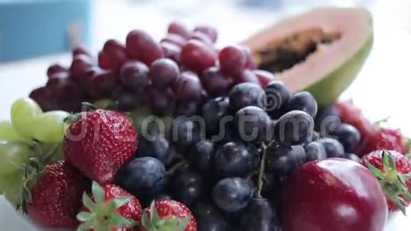 葡萄木瓜草莓和一杯葡萄酒组成视频的预览图