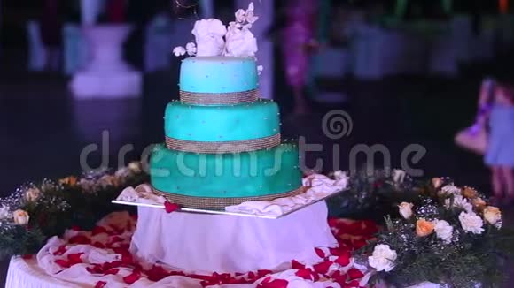 婚礼蛋糕站在桌子上视频的预览图