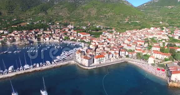 克罗地亚沿海城市科米萨的空中景观视频的预览图