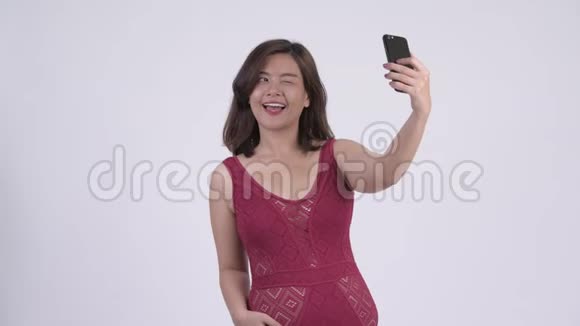 年轻快乐的亚洲旅游妇女自拍视频的预览图