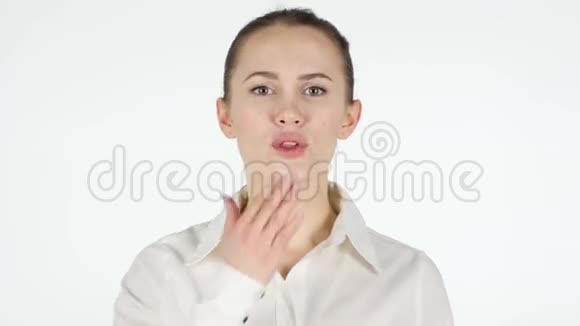 女人飞吻白色背景视频的预览图